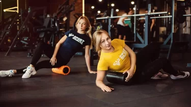 Фоам-роллер: Жаттығудан кейінгі ауырсынуды жеңілдетудің ең оңай жолы