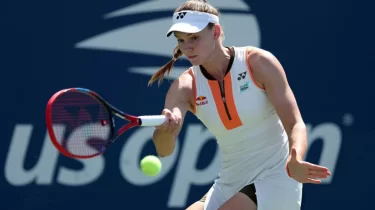 Елена Рыбакина "Үлкен дулыға" турнирінің қос дүркін чемпионын тізе бүктірді (ВИДЕО)