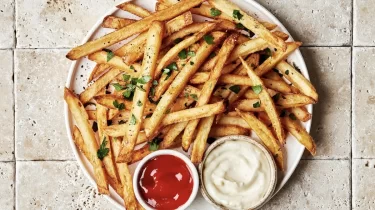 Қуырылған картоп: Дәмінен бас тартпай, денсаулыққа зиян келтірмей жеудің жолы