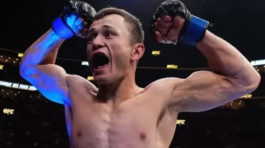 Нурмагомедовты нокдаунға жіберген қазақстандық файтер Топуриямен төбелеседі