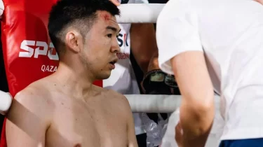 Қазақ боксшысы өзбек қарсыласын аяусыз тоқтатты (ВИДЕО)