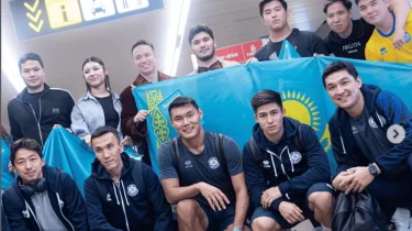 Футболшыларды Бельгия әуежайында домбыра сазымен күтіп алды (ВИДЕО)