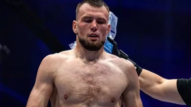 Қазақстандық файтер өзбек қарсыласын мерзімінен бұрын тоқтатты (ВИДЕО)