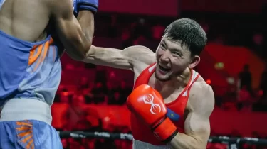 Курьер болған қазақстандық боксшы әлем чемпионатын сәтті бастады (ВИДЕО)