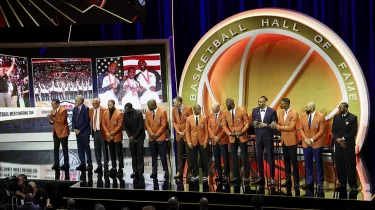 Тарихта алғаш рет: Леброн мен Крис Пол мансабын аяқтамай жатып Даңқ залына өтті