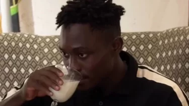 «Қымыздың құдіреті!» Нигериялық шабуылшы қазақ сусынының арқасында гол соғып жүр (ВИДЕО)