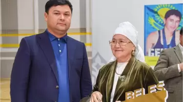Бекзат Саттархановтың анасына пәтер кілті табысталды