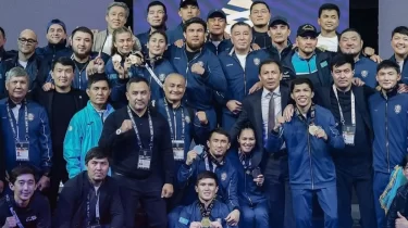 Бауырластықтың үлгісі! Қазақ және өзбек боксшылары чемпионаттан кейін бірге суретке түсті