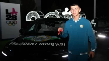 Өзбекстанда әлем чемпионатының қаһармандарына автокөлік пен сыйақы берілді