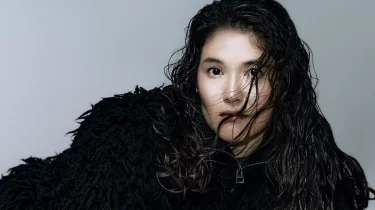 Назым Қызайбай сәнді образымен жанкүйерлерді таңқалдырды