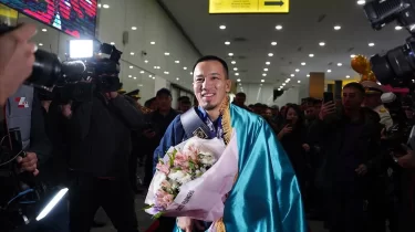 Күрестен триумф жасаған Айдос Сұлтанғали Қазақстанға оралды