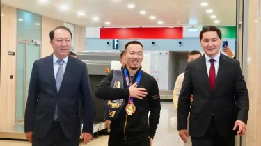 Кабриолет, оркестр және думан: Жаңа әлем чемпионын туған жері қалай қарсы алды