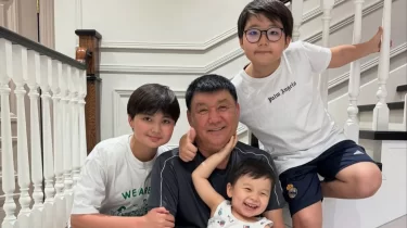 Қайрат Нұртастың әкесіне туған күнінде тосын сый жасалды