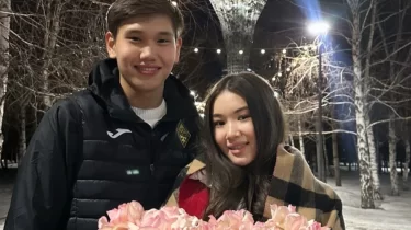 Шерхан Қалмырза Самат Смақовтың қызына тосынсый жасады