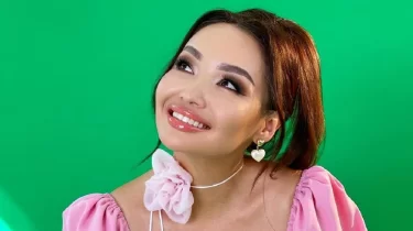 «Қазақтың Анджелина Джолиі»: Аша Матайдың жаңа сәнді бейнесі желіні шулатты