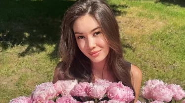 Ұсыныс па? Шерхан Қалмырза Самат Смақовтың қызын романтикамен таңғалдырды