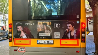 Димаш Құдайбергеннің суреті Барселона қаласының қоғамдық көліктеріне ілінді