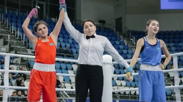 Бес баланың анасы боксқа оралып, марапатқа ие болды