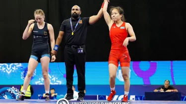 Түркістан облысының әкімі Әлем чемпионы атанған Шұғыла Өмірбекке көлік сыйлады