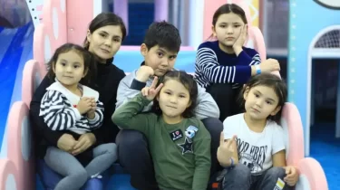 Ел чемпионы атанған бес балалы анаға 1 миллион теңге табысталды