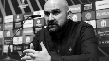 Футбол бапкері матч болып жатқан кезде көз жұмды