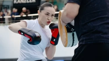 Қазақстанның ең көрікті боксшысы ұлттық құрамаға оралды