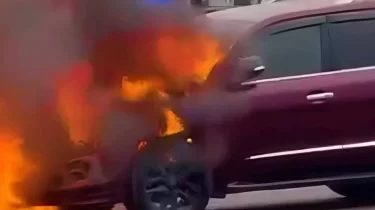 Таразда әкімдік ғимараты алдында көлік өртенді (ВИДЕО)