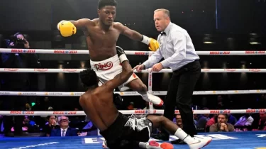 Жеңілмеген боксшының жекпе-жегі нокаутпен аяқталды