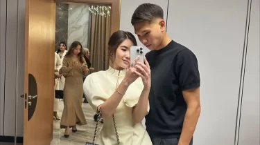 «Шера нағыз романтик» — Самат Смақовтың қызы жігітінің ерекше сыйын көрсетті