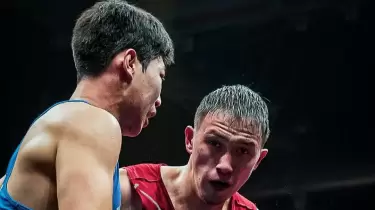 Екі нокдаун және сенімді жеңіс: қазақстандық боксшы финалда Өзбекстанмен жұдырықтасады
