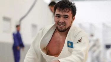 Елдос Сметовтың кимономен көлік жүргізген сәті желіні шулатты (ВИДЕО)