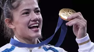Олимпиада чемпионы үш айлық сәбиімен жаттығып, желіні тәнті етті
