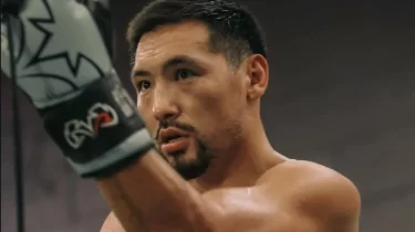 «Qazaq style» іске қосылды: Жәнібек Әлімханұлы үш белбеу үшін айқас қарсаңында жаттығуын көрсетті