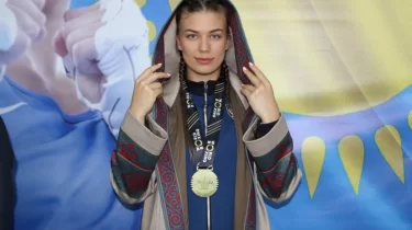 Әлем чемпионы атанған отандық боксшы қымбат сыйлығын көрсетті