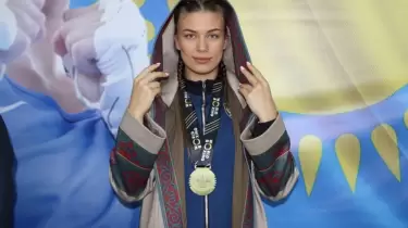 Әлем чемпионы атанған отандық боксшы қымбат сыйлығын көрсетті