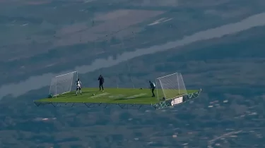 Аспанда футбол ойнаған танымал блогер әлемдік рекорд орнатты (ВИДЕО)