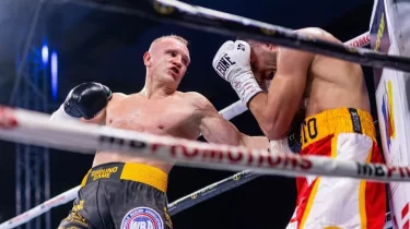Үш нокдаунға созылған нокаут: Әлімханұлының салмағында WBA белбеуі сарапқа салынды