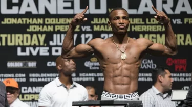 Кубалық чемпион Жәнібек Әлімханұлын жерден алып, жерге салды