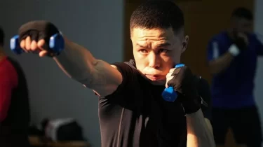 Сәкен Бибосынов әлем чемпионатын ірі жеңіспен бастады (ВИДЕО)