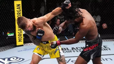 Украиналық жауынгер Шавкат Рахмоновтың экс-қарсыласын ерекше әдіспен жеңді