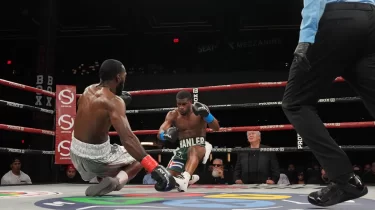 Қос боксшы бір мезетте нокдаунға түсті (ВИДЕО)