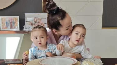 Баян Алагөзова кіші қыздарының жаңа фотосын жариялап, желіні елжіретті