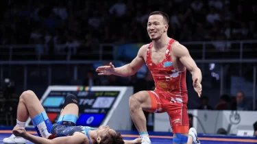 Әлем чемпионына үш бөлмелі пәтердің кілті табысталды (ВИДЕО)