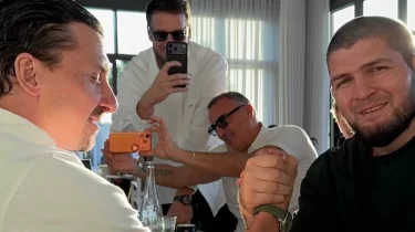 Хабиб Нурмагомедов футбол аңызымен күш сынасты (ВИДЕО)