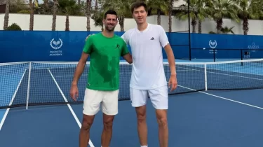 «Тіпті терлемеген»: қазақстандық теннисші Новак Джоковичпен бірге жаттықты