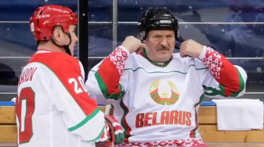 Александр Лукашенко хоккей ойнаймын деп оңбай құлады (ВИДЕО)