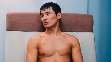 Еркебұлан Тоқтар әлемнің екі дүркін чемпионынан "таяқ" жеді (ВИДЕО)