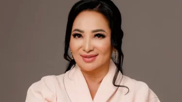 Қайрат Нұртастың анасы 18 жыл бұрынғы суретті жариялады