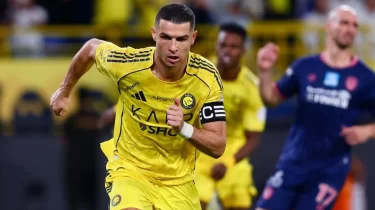 2025 жылы қомақты табысқа кенелген спортшы кім?