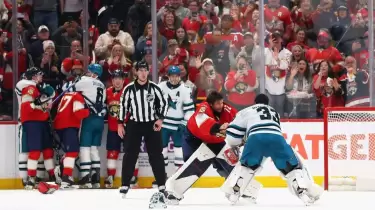 NHL-де қақпашылар төбелесі жанкүйерлерді таңғалдырды (ВИДЕО)
